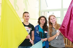  Znakiem firmowym młodzieży okręgu brzeskiego  jest „flagowanie”, czyli modlitwa flagami