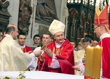Prymas Polski przekazał ks. Janowi Bartoszkowi, diecezjalnemu asystentowi AK,  relikwie św. Wojciecha
