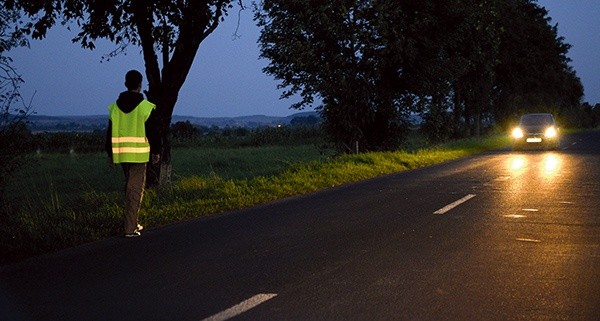  Po zmierzchu na nieoświetlonej drodze odblaski to obowiązek  Na zdjęciu z prawej: Odblaski na strojach strażaków