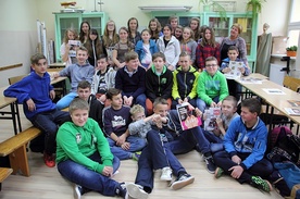 Uczniowie Gimnazjum w Bielawach. Pierwsza z prawej w górnym rzędzie Mariola Błaszczyk, opiekun szkolnej gazetki "WIP"