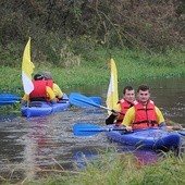 W kajakach zatknięte były papieskie flagi