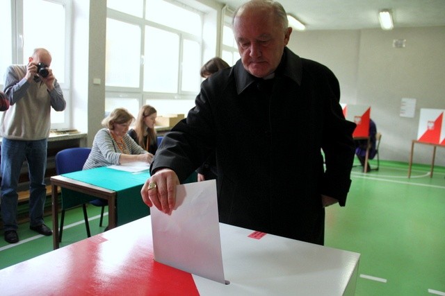 Kard. Kazimierz Nycz zagłosował w zespole szkół przy ul Długiej 9