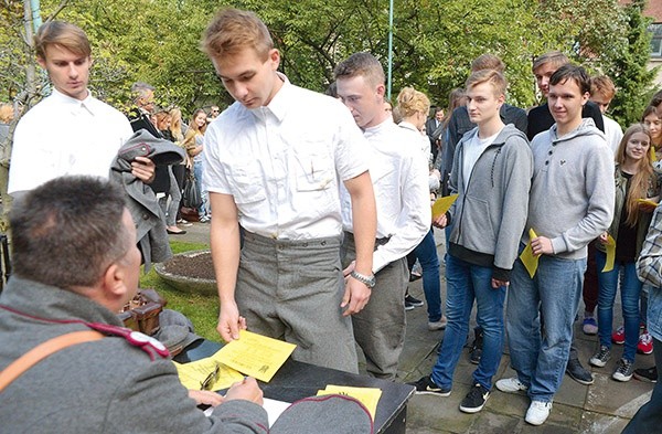 Podczas historycznej rekonstrukcji, zorganizowanej z okazji 100. rocznicy wymarszu legionistów, w role rekrutów wcielili się radomscy licealiści