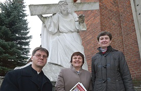 Animatorzy grupy zachęcają  do modlitwy za zmarłych  (od lewej): ks. Robert Kowalczyk, Barbara Pokorska  i s. Anna Czajkowska