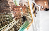 W części konferencyjnej prezentowana jest czasowa wystawa śląskiego malarstwa naiwnego. Na zdjęciu fragment obrazu Andrzeja Marcola „Sztolnia przy ulicy Miarki”