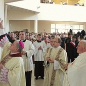  Bp Jan Kopiec namaścił ściany kościoła w czterech miejscach, znacząc olejem krzyżma cztery krzyże