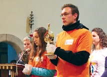 Wolontariusze ŚDM z relikwiami św. Faustyny i św. Jana Pawła II