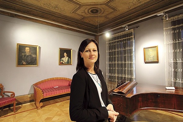 Monika Patrowicz, dyrektor ECA w Sannikach, zaprasza do zwiedzania wnętrz pałacu
