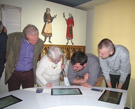  Wystawa, w pierwszych dniach po otwarciu, przyciąga do Muzeum Historycznego starszych i młodszych