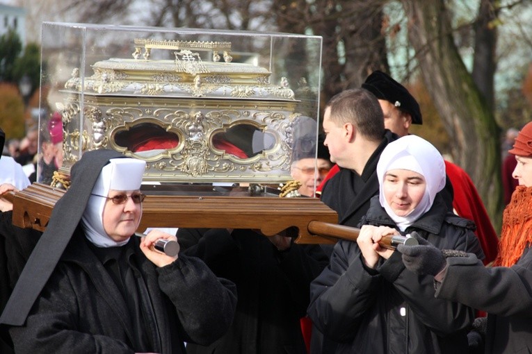 Relikwiarz ze szczątkami świętej niosą m.in. siostry zakonne