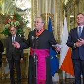 Prezydent Andrzej Duda wręczył odznaczenie ks. Stanisławowi Jeżowi w polskiej ambasadzie we Francji 28 X 2015