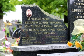 Płyta nagrobna z grudką ziemi przesiąkniętą krwią męczennika - na cmentarzu w Rychwałdzie