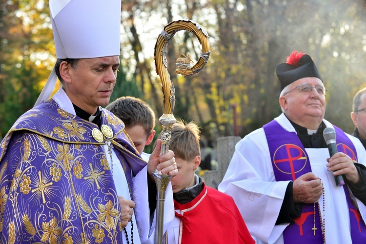 Procesja na cmentarzu katedralnym