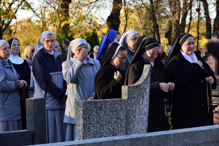 Procesja na cmentarzu katedralnym