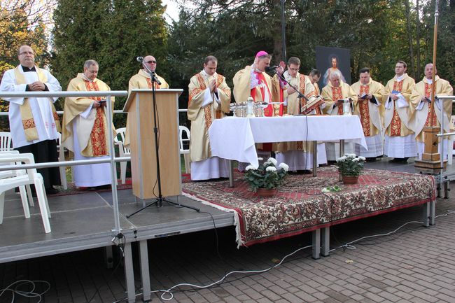 Uroczystość Wszystkich  Świętych na cmentarzu w Koszalinie