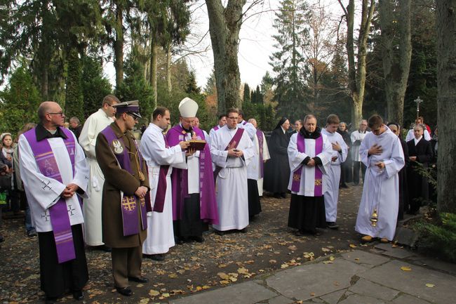 Uroczystość Wszystkich  Świętych na cmentarzu w Koszalinie