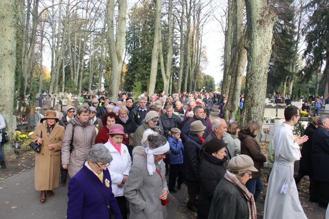 Uroczystość Wszystkich  Świętych na cmentarzu w Koszalinie