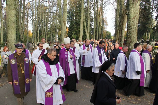 Uroczystość Wszystkich  Świętych na cmentarzu w Koszalinie