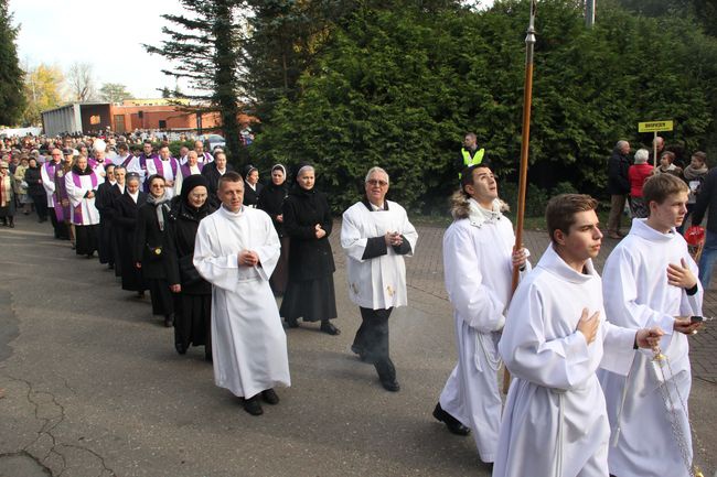 Uroczystość Wszystkich  Świętych na cmentarzu w Koszalinie