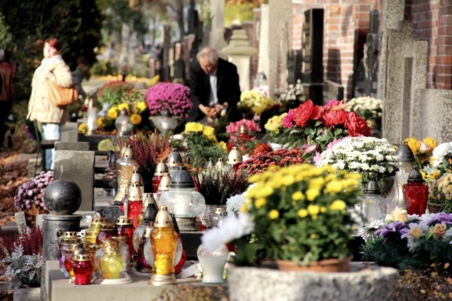 Wszystkich Świętych na cmentarzu na Woli