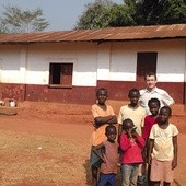  Konrad Czernichowski sam był przez miesiąc w Kamerunie i wie nie tylko z opowieści, jak wygląda życie tamtejszych dzieci