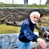  Zrębowa chata z podwójną palisadą odkryta byłaby w czterech piątych, bo jej fragment wchodzi pod parking. Marek Gierlach mówi o niebywałym szczęściu, że taki obiekt, w obliczu tylu inwestycji, które przez lata realizowano tuż obok niego, nie został zniszczony koparką i rozjeżdżony spychaczem 