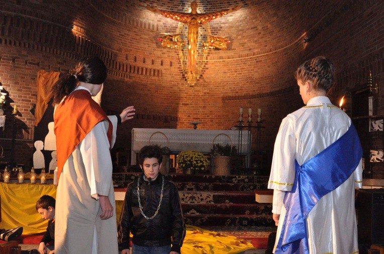 Przedstawienie w kościele w Biadolinach