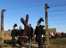 Krzyż przy ruinach krematorium