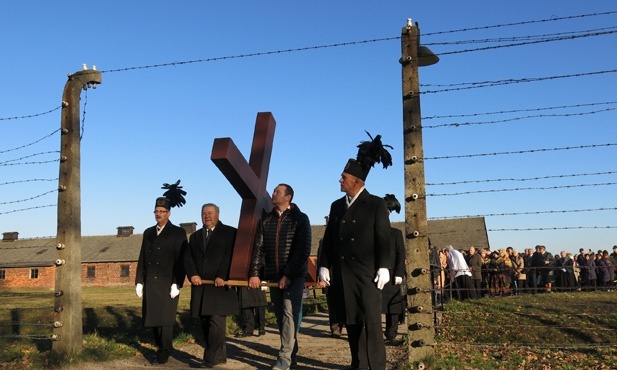 Z Krzyżem w byłym KL Birkenau