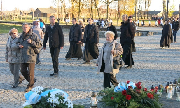 Z Krzyżem w byłym KL Birkenau