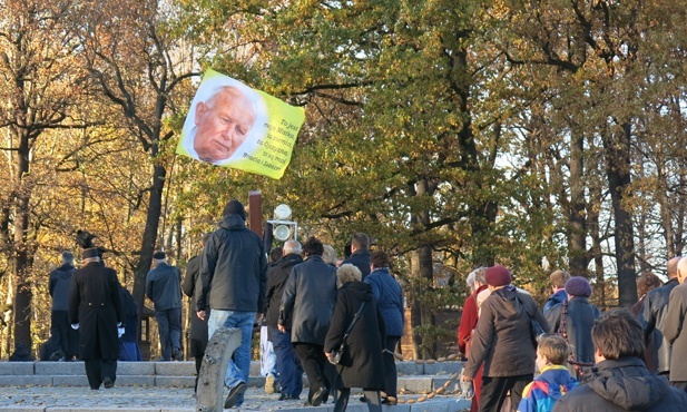 Z Krzyżem w byłym KL Birkenau