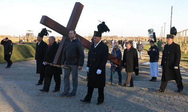 Z Krzyżem w byłym KL Birkenau