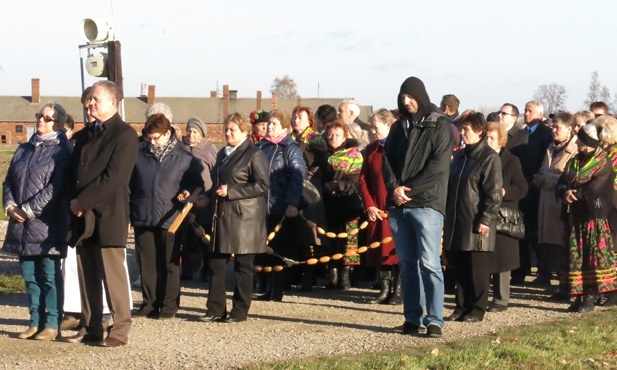 Z Krzyżem w byłym KL Birkenau