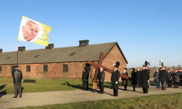 Z Krzyżem w byłym KL Birkenau