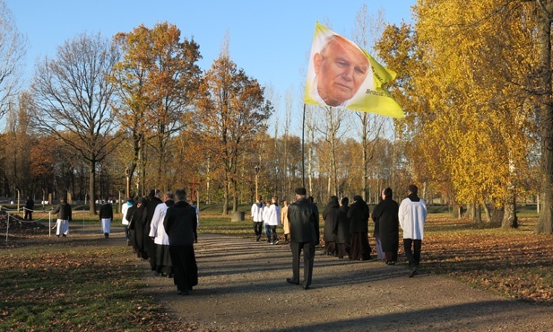 Z Krzyżem w byłym KL Birkenau