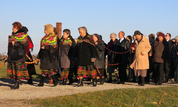 Z Krzyżem w byłym KL Birkenau