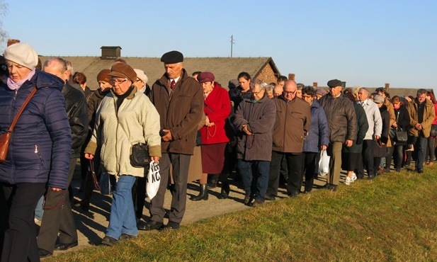 Z Krzyżem w byłym KL Birkenau