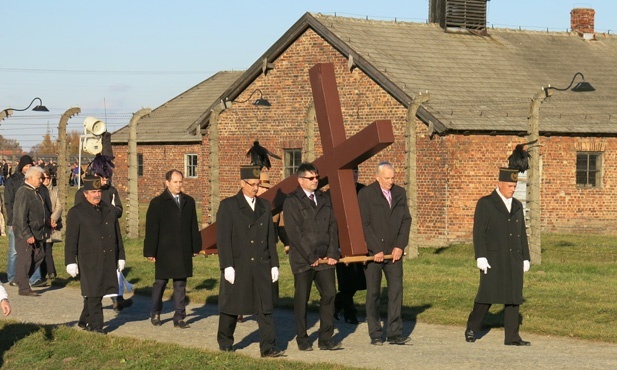 Z Krzyżem w byłym KL Birkenau