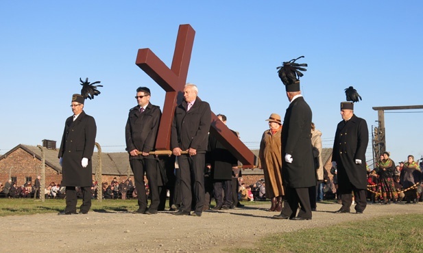 Z Krzyżem w byłym KL Birkenau