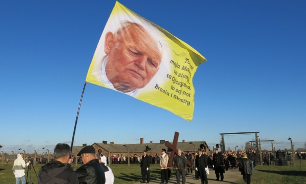 Z Krzyżem w byłym KL Birkenau