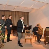 Koncert przeplatany był opowieściami Witolda Brody (drugi z prawej) o dawnych tradycjcach pogrzebowych