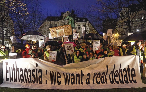 W Belgii nie wszyscy są zwolennikami eutanazji. Ta demonstracja jej przeciwników odbyła się w zeszłym roku w Brukseli