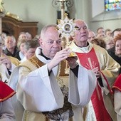  Do kościoła relikwie świętych Zelii i Ludwika wprowadza o. Olivier Ruffray. Za nim z lewej proboszcz ks. Teodor Suchoń