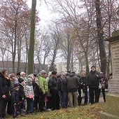 Powyżej: Uczestnicy zwiedzania dowiedzieli się więcej o pomnikach nagrobnych i pochowanych tu osobach