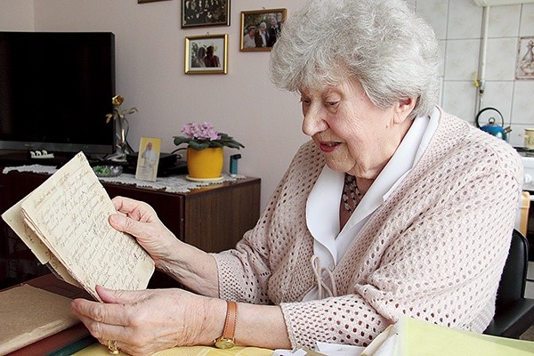 Felicja Bystrzyńska pokazuje rękopis „Miłości matki”