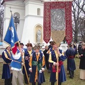   Członkowie bractwa ze swoim sztandarem. W głębi beczka wiwatówka 