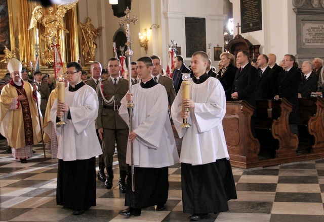 Msza św. w intencji ojczyzny w bazylice Świętego Krzyża z udziałem prezydenta Andrzeja Dudy i parlamentarzystów