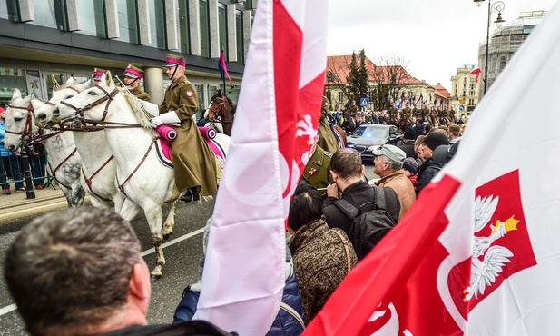 Tłumy warszawiaków witały prezydencką kolumnę w drodze na pl. Piłsudskiego