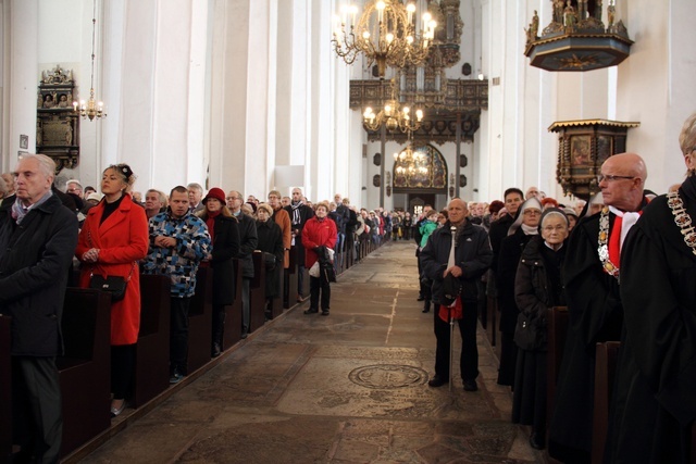 Niechaj będą sługami narodu