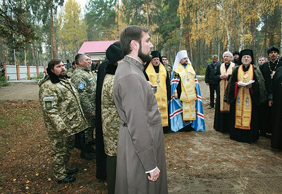 Uroczystość poświęcenia krzyża na poligonie Gwardii Narodowej pod Kijowem, w miejscu, gdzie stanie kaplica służąca kapelanom różnych wyznań. W uroczystości wzięli udział biskupi ukraińskich Kościołów prawosławnych oraz Kościoła katolickiego obu obrządków